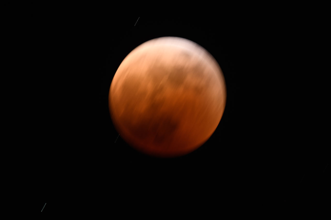 皆既月食。赤い月をシャッタースピード10秒で撮影