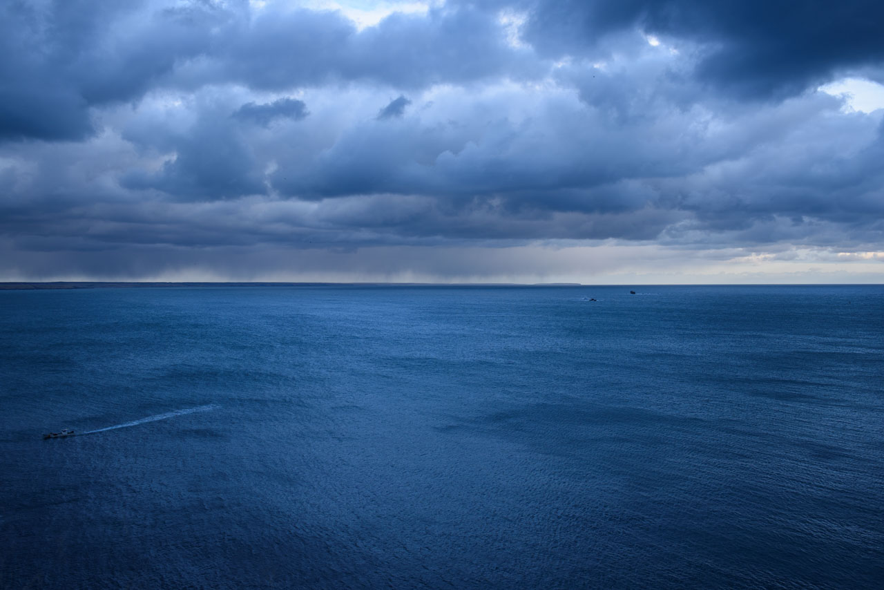 雨雲の垂れ込める湯沸岬からの海の眺め View of the sea from Cape Toufutsu with rain clouds hanging in the sky