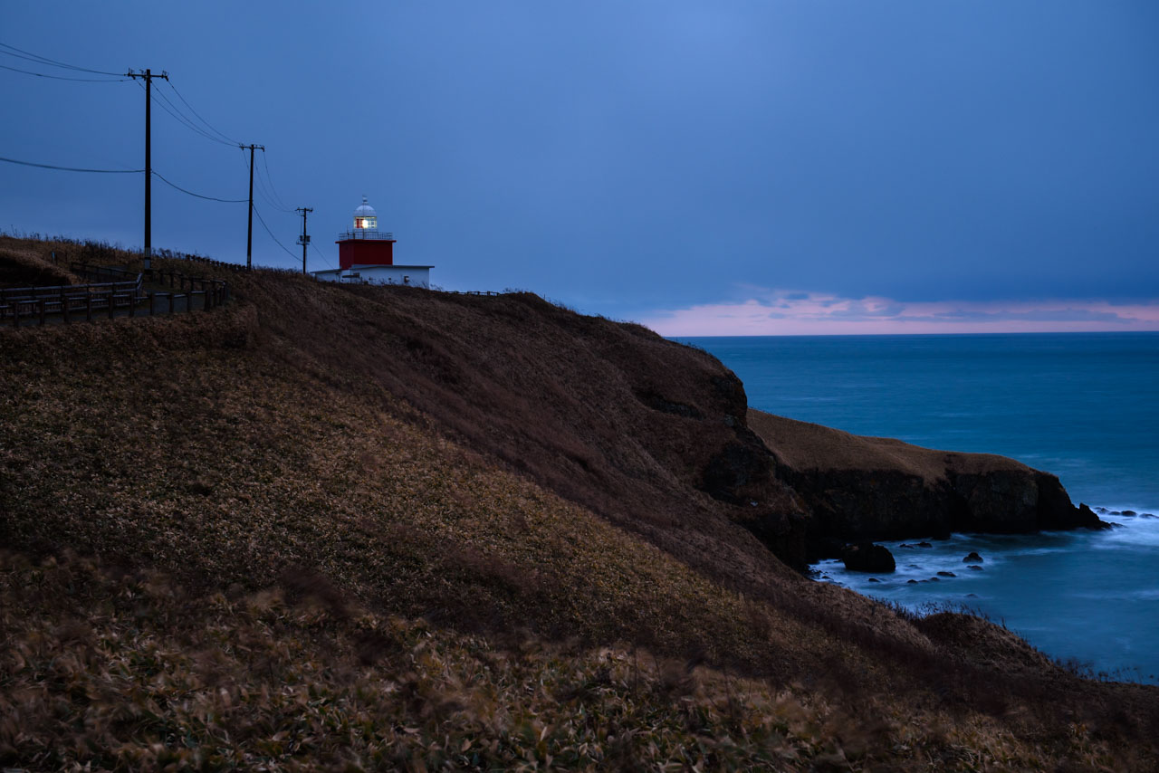 夕闇の湯沸岬と灯台 Cape Toufutsu and the lighthouse in the evening twilight