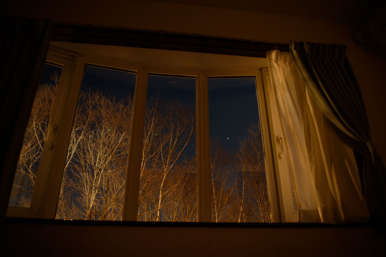 宿の窓から星が見える。 stars from the window of the inn.