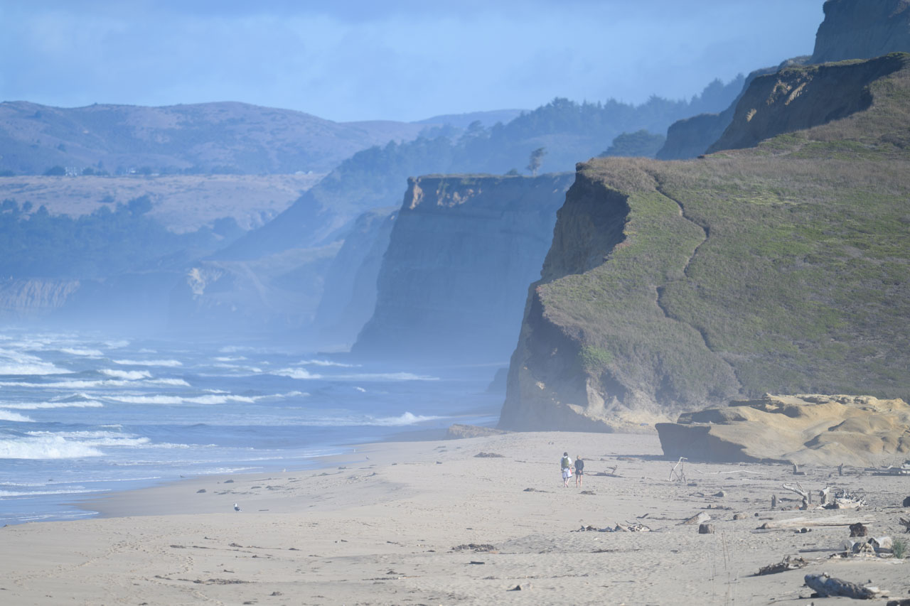 ペスカデロ・ビーチの様子。この辺りの海岸線は砂岩のような感じで、侵食が激しそうだ。